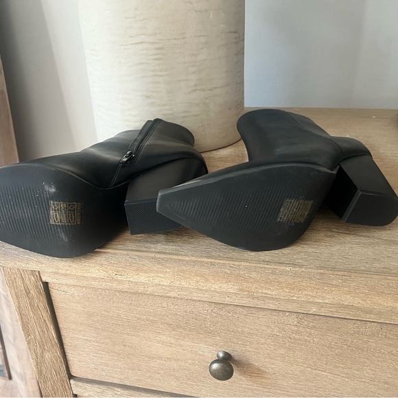 Vici Sleek Black Ankle Booties - Picture 3 of 3